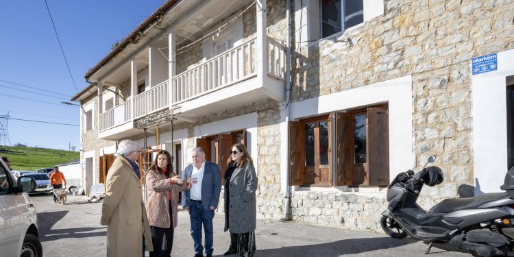 Udías estrenará en primavera un centro comunitario para mayores en las antiguas escuelas de El Llano