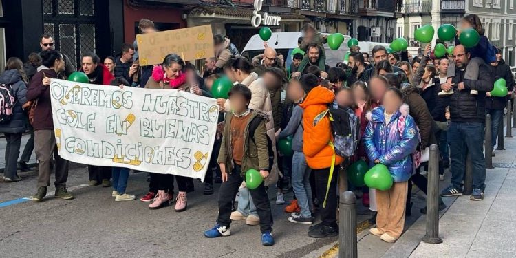 Las familias del Menéndez Pelayo exigen soluciones ante el abandono del colegio