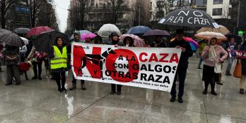 Manifestación en Santander exige la prohibición de la caza y denuncia el maltrato a los perros de caza