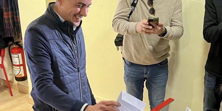 Zuloaga vota en las primarias del PSOE de Cantabria y reafirma su compromiso con el futuro de la región