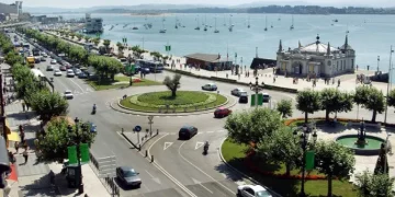 Un taxi acaba subido a la acera y deja un herido en Santander
