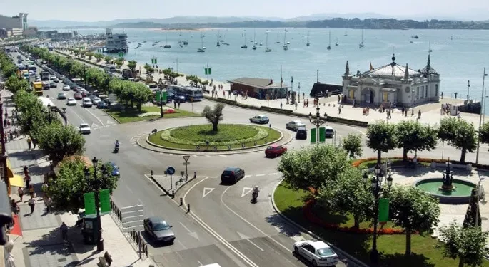 Un taxi acaba subido a la acera y deja un herido en Santander