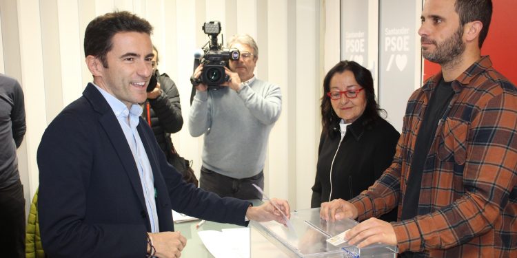 Pedro Casares vota en las primarias del PSOE y hace un llamamiento a la participación masiva