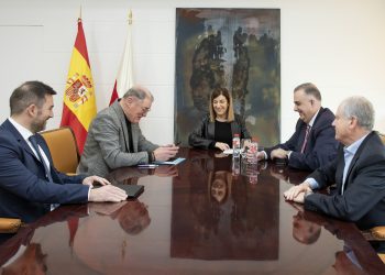 Buruaga reafirma su apoyo al proyecto de biomasa de Solvay en su primer encuentro con el nuevo director