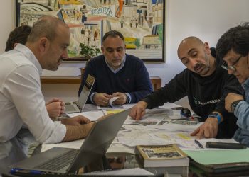 Torrelavega y los vecinos de Tanos acuerdan elaborar un callejero consensuado