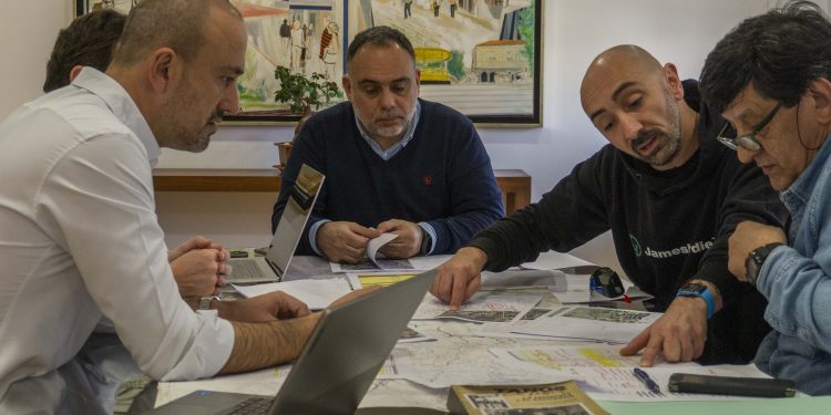 Torrelavega y los vecinos de Tanos acuerdan elaborar un callejero consensuado