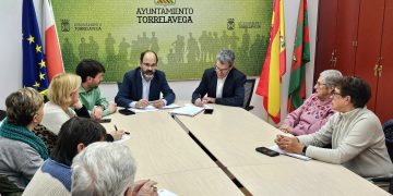 El Ayuntamiento de Torrelavega presenta a la Unión Vecinal el plan de rehabilitación del Palacio Municipal
