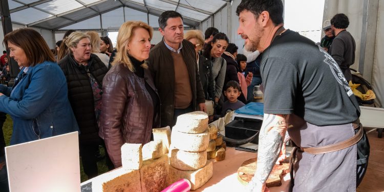 La VIII Feria de la Leche de Ruiloba bate récords con el queso fresco más grande de Europa