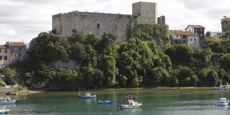 Hallan a un hombre fallecido en plena calle en San Vicente de la Barquera