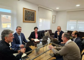 Renfe estudia recuperar un tren semidirecto de Torrelavega a Santander tras la supresión de horarios