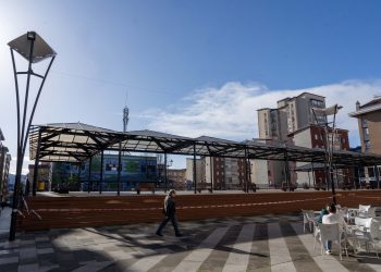 El Ayuntamiento de Camargo retira la pérgola de la Plaza de la Constitución por razones de seguridad