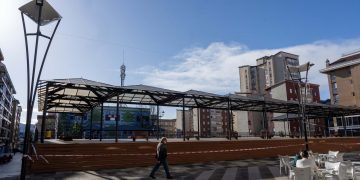 El Ayuntamiento de Camargo retira la pérgola de la Plaza de la Constitución por razones de seguridad