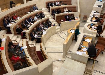 El Parlamento de Cantabria pide acelerar las obras del hospital de Laredo y rechaza la reforma de la acusación popular