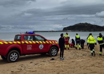 Una mujer es reanimada tras sufrir una parada cardiorespiratoria en la playa de la Salvé