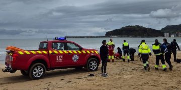 Una mujer es reanimada tras sufrir una parada cardiorespiratoria en la playa de la Salvé