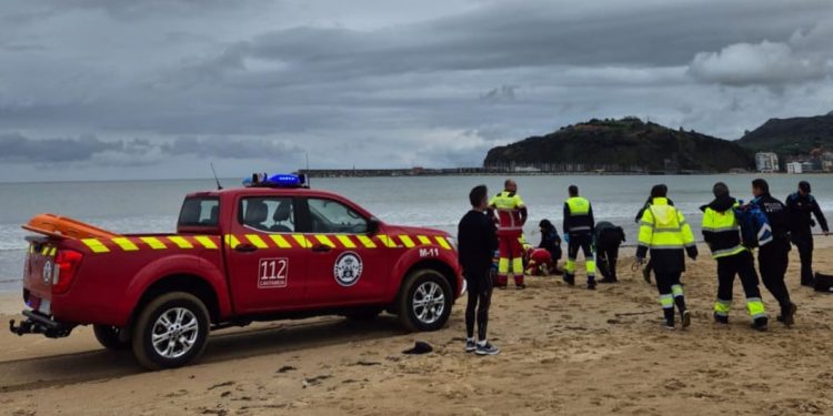 Una mujer es reanimada tras sufrir una parada cardiorespiratoria en la playa de la Salvé