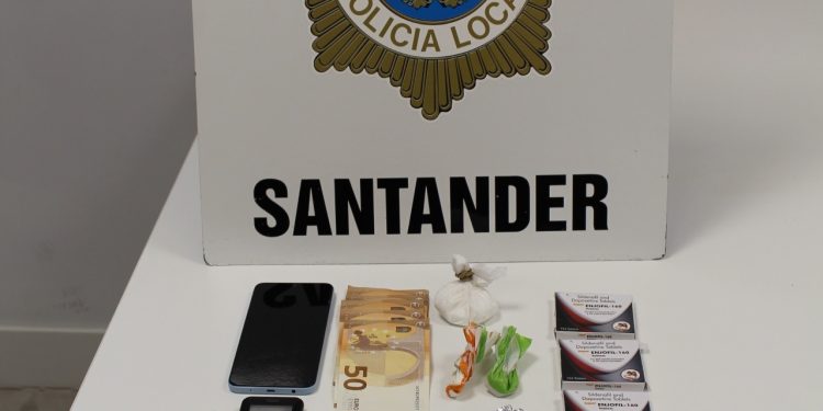 Dos jóvenes detenidos en Santander con cocaína, éxtasis y Viagra en plena calle San Fernando
