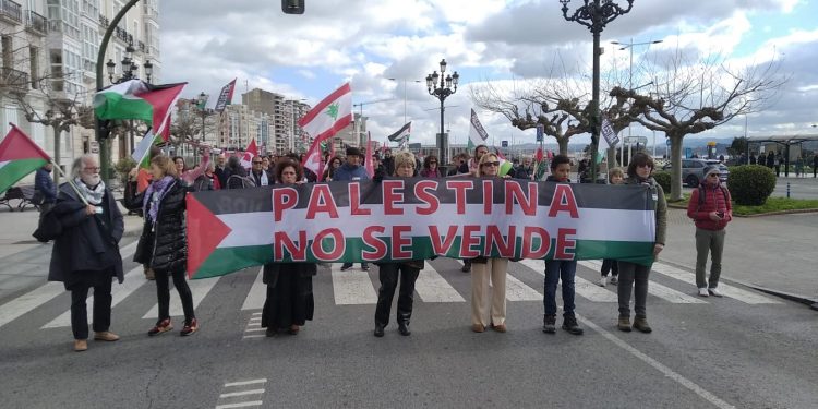 800 personas se manifiestan en Santander en apoyo a Palestina y contra la inacción internacional