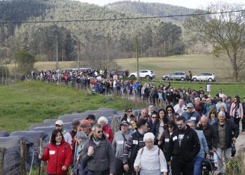 Más de 1.500 personas marchan en Ribamontán al Monte contra la macroplanta de purines en Hazas de Cesto