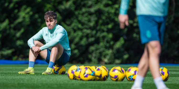 Racing y Mirandés se enfrentan en Anduva en un duelo clave por el ascenso a Primera División