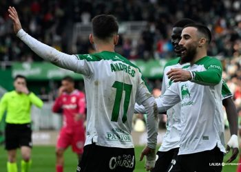 El Racing remonta en el descuento y sigue soñando con el ascenso