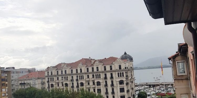 Denuncian a una mujer de 40 años en Santander por causar molestias con una fiesta ruidosa en su vivienda