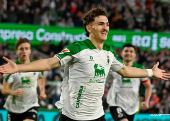 Racing se impone con autoridad al Zaragoza y sigue firme en casa