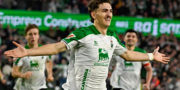 Racing se impone con autoridad al Zaragoza y sigue firme en casa