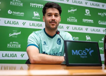 «Voy a por mi tercer ascenso», afirma Víctor Meseguer de cara al partido contra el Sporting