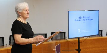 Avelina Cabrero, primera mujer concejala de Cantabria, reconocida como Mujer Relevante de Santa Cruz de Bezana 2025