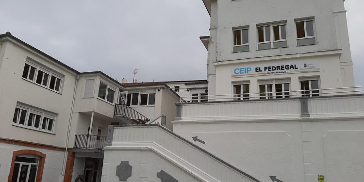 UGT rechaza el cierre del colegio El Pedregal de Castro Urdiales y exige garantizar la continuidad de la escuela pública