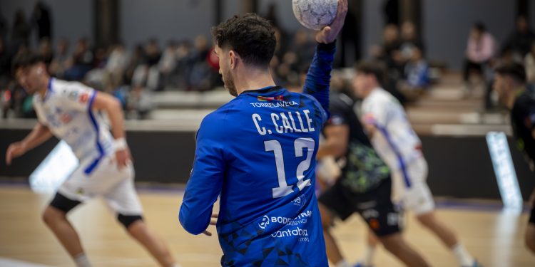 El Bathco BM Torrelavega se impone con autoridad al Club Cisne Colegio Los Sauces y avanza en la Copa del Rey