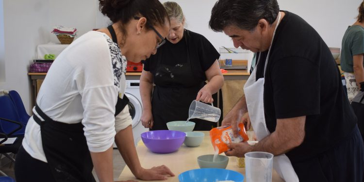 Vecinos de Piélagos reciben formación básica en panadería para mejorar su acceso al mercado laboral