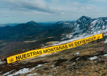 Cantabristas despliega una pancarta gigante en Peña Labra contra la carretera turística Reinosa-Potes