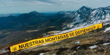 Cantabristas despliega una pancarta gigante en Peña Labra contra la carretera turística Reinosa-Potes