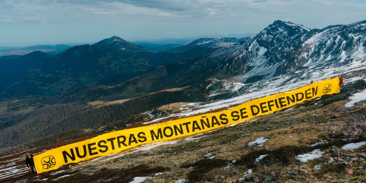 Cantabristas despliega una pancarta gigante en Peña Labra contra la carretera turística Reinosa-Potes