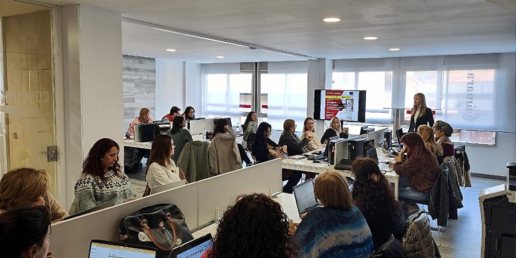 La Cámara de Comercio de Torrelavega impulsa la digitalización del pequeño comercio con el programa ‘Comercio 5.0’