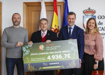 Sonórica entrega a ASCASAM la recaudación de su acción solidaria en Castro Urdiales