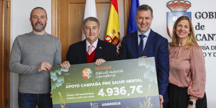 Sonórica entrega a ASCASAM la recaudación de su acción solidaria en Castro Urdiales