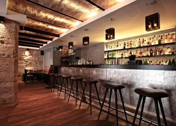 Multas a cinco locales de Santander por irregularidades: música alta, horarios incumplidos y terrazas sin permiso