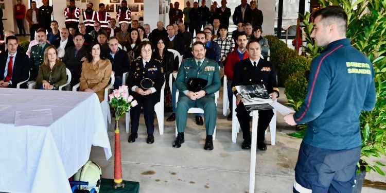 La alcaldesa de Santander reconoce el compromiso de los bomberos en el día de su patrón