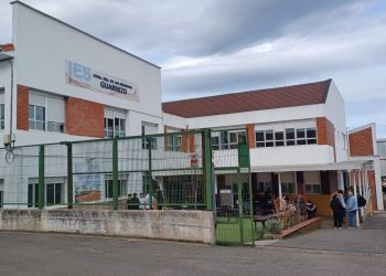 40 alumnos de un instituto de Cantabria se quedan tirados en el aeropuerto sin vuelo ni hotel en su viaje de estudio