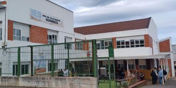 40 alumnos de un instituto de Cantabria se quedan tirados en el aeropuerto sin vuelo ni hotel en su viaje de estudio