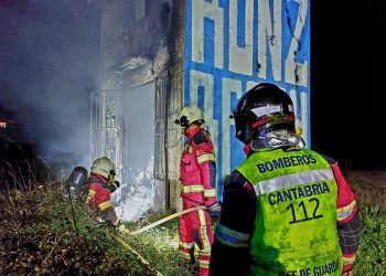 Sofocado un incendio en un cobertizo abandonado cerca de la playa de Berria, en Santoña