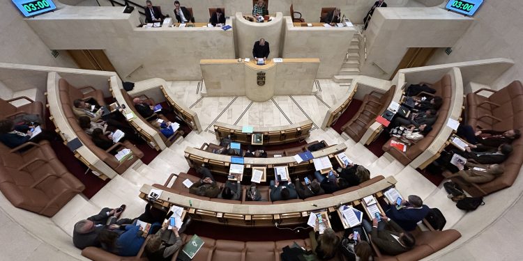 Cantabria creará un registro de comunidades de vecinos que permitan viviendas turísticas