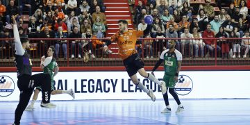 El Bathco BM Torrelavega se impone al Bada Huesca y refuerza su segunda  posición en la tabla