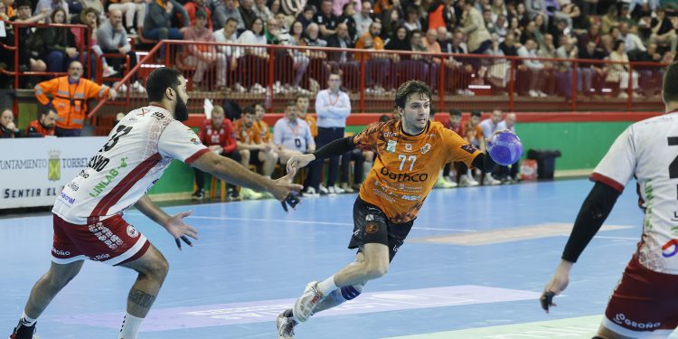 El Bathco BM Torrelavega se enfrenta al ABANCA Ademar León en el Partido de la Jornada 22 de la Liga Plenitude