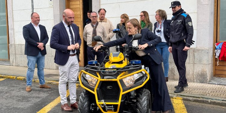 El Gobierno de Cantabria refuerza la seguridad en Laredo con la entrega de un quad y equipamiento para la Policía Local