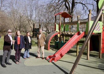 El Gobierno de Cantabria renueva el parque infantil de La Pesquera en Selaya con una inversión de 28.700 euros