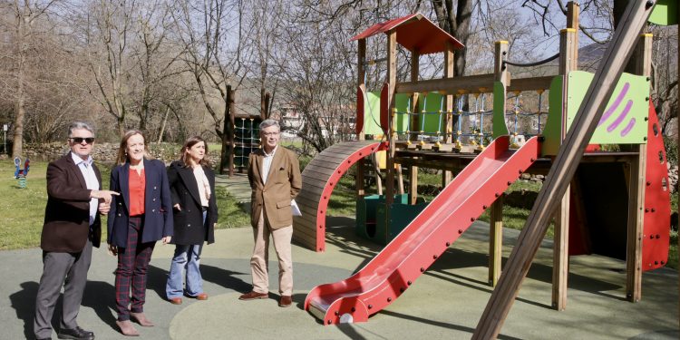 El Gobierno de Cantabria renueva el parque infantil de La Pesquera en Selaya con una inversión de 28.700 euros